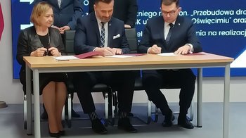 Obraz główny aktualności o tytule Powiat z umowami na realizację zadań dofinansowanych z OSPR 