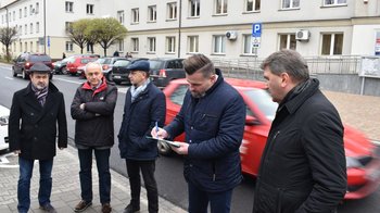 Obraz główny aktualności o tytule Drogowcy w mig uporali się z przebudową drogi powiatowej w Oświęcimiu 