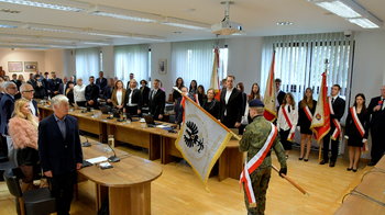 Obraz główny aktualności o tytule Sztandar Powiatu Oświęcimskiego. Symbol wspólnoty, tradycji i odpowiedzialności za naszą małą ojczyznę 