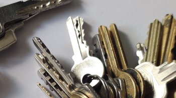 Obraz główny aktualności o tytule Czyje to klucze? Czekają na właściciela w Biurze Rzeczy Znalezionych 