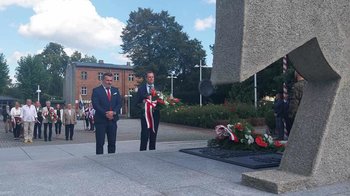 Obraz główny aktualności o tytule W kleszczach dwóch morderczych totalitaryzmów 