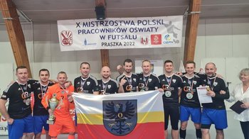 Obraz główny aktualności o tytule Nauczyciele z Powiatu Oświęcimskiego z medalem Mistrzostw Polski Pracowników Oświaty w Futsalu 