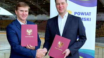 Obraz główny aktualności o tytule Powiat Oświęcimski ponownie wsparł Unię Oświęcim 