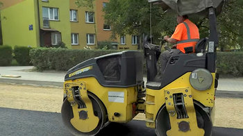 Obraz główny aktualności o tytule Modernizacja powiatowych traktów idzie pełną parą (film) 