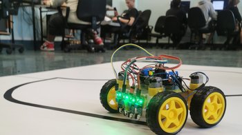 Obraz główny aktualności o tytule „Ozety” (s)kusiły ósmoklasistów najnowszymi rozwiązaniami technicznymi 