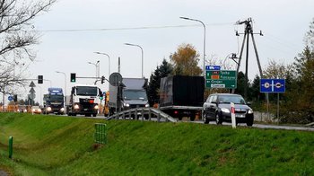 Obraz główny aktualności o tytule Droga ponad podziałami. Wkrótce rozpocznie się budowa południowej obwodnicy Oświęcimia 