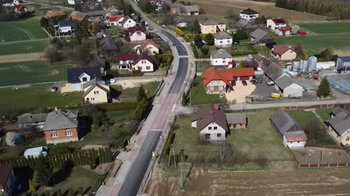 Obraz główny aktualności o tytule Droga powiatowa w Witkowicach  po przebudowie. Wygodnie dla kierowców, bezpiecznie dla pieszych (film) 