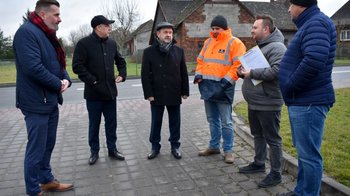 Obraz główny aktualności o tytule Wygodnie i bezpiecznie po przebudowanej drodze powiatowej w Gminie Przeciszów 