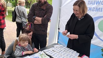 Obraz główny aktualności o tytule Powiatowe Stoisko Klimatyczne na oświęcimskiej EkoMajówce 