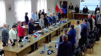 Obraz główny aktualności o tytule Radni Rady Powiatu w Oświęcimiu oddali hołd ukraińskim ofiarom rosyjskiego okrucieństwa 