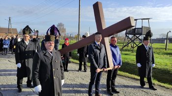 Obraz główny aktualności o tytule Droga Krzyżowa w miejscu niewyobrażalnej zbrodni 