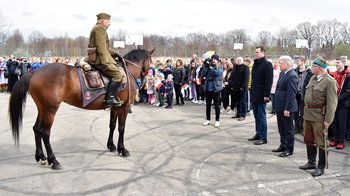 Obraz główny aktualności o tytule Starosta powitał uczestników rajdu konnego szlakiem ucieczki rotmistrza Witolda Pileckiego z KL Auschwitz 