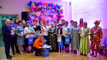 Obraz główny aktualności o tytule Taniec, śpiew i fantazyjne stroje. Babski Comber w Brzezince 
