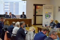 Obraz główny aktualności o tytule Radni zatwierdzili Program współpracy Powiatu Oświęcimskiego z organizacjami pozarządowymi 