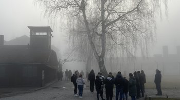 Obraz główny aktualności o tytule Bezpłatne zwiedzanie w ramach pobytów studyjnych w Miejscu Pamięci dla polskich uczniów 
