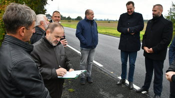 Obraz główny aktualności o tytule Droga powiatowa w Trzebieńczycach po modernizacji 