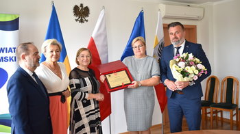 Obraz główny aktualności o tytule Podziękowania dla dyrektorki Muzeum Pamięci Mieszkańców Ziemi Oświęcimskiej 