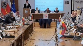 Obraz główny aktualności o tytule Kontynuacja polityki zrównoważonego rozwoju powiatu 