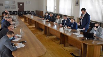 Obraz główny aktualności o tytule Pamięć i rozwój. Dyskusja samorządowców o tegorocznych inwestycjach realizowanych w ramach OSPR 