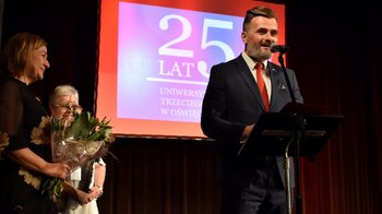 Obraz główny aktualności o tytule Gratulacje dla Uniwersytetu Trzeciego Wieku w Oświęcimiu od Zarządu Powiatu 