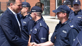 Obraz główny aktualności o tytule Otwarcie nowego komisariatu Policji w Zatorze. Cztery raz więcej miejsca niż w poprzedniej siedzibie 