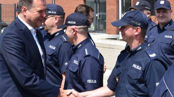 Obraz główny aktualności o tytule Otwarcie nowego komisariatu Policji w Zatorze. Cztery raz więcej miejsca niż w poprzedniej siedzibie 