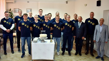 Obraz główny aktualności o tytule Wicemistrzostwo Polski siatkarzy z powiatowego „Kopernika”! 