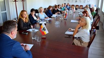 Obraz główny aktualności o tytule Spotkanie dyrektorów placówek oświatowych z wicestarostą 