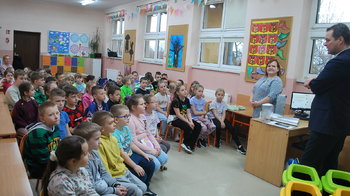 Obraz główny aktualności o tytule Starosta przekazał zestawy ochrony klimatu 