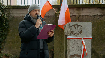 Obraz główny aktualności o tytule Odsłonięcie odrestaurowanego nagrobka legionisty na cmentarzu żydowskim w Oświęcimiu 