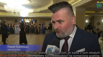 Obraz główny aktualności o tytule Studniówka uczniów powiatowego „Konara” (film) 