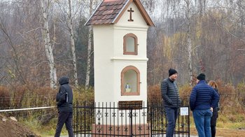 Obraz główny aktualności o tytule Po konserwacji kapliczka przy „Chemiku” znów cieszy oczy mieszkańców 
