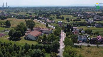 Obraz główny aktualności o tytule Kierowcy i piesi już korzystają ze zmodernizowanego traktu powiatowego w Bobrku (film) 