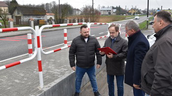 Obraz główny aktualności o tytule Bezpieczniej dla pieszych w rejonie sklepów w Osieku 