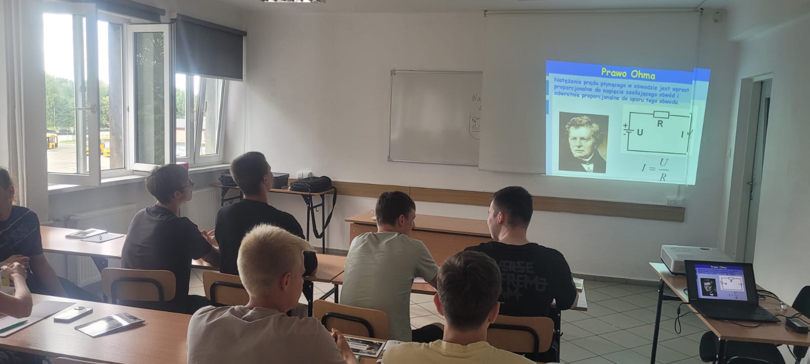 uczniowie biorą udział w kursie na uprawnienia SEP